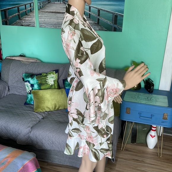 👰♀️Victoria’s Secret Bride Robe👰♀️ - Picture 5 of 8